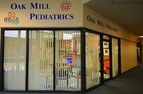 Entrance to Oak Mill Pediatrics in Niles