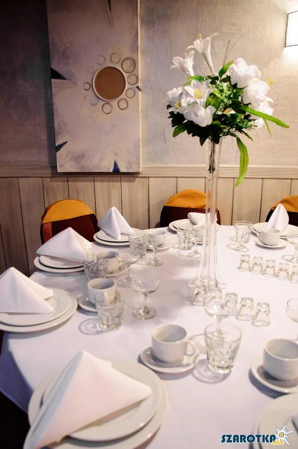 Floral table setting at Szarotka in Justice