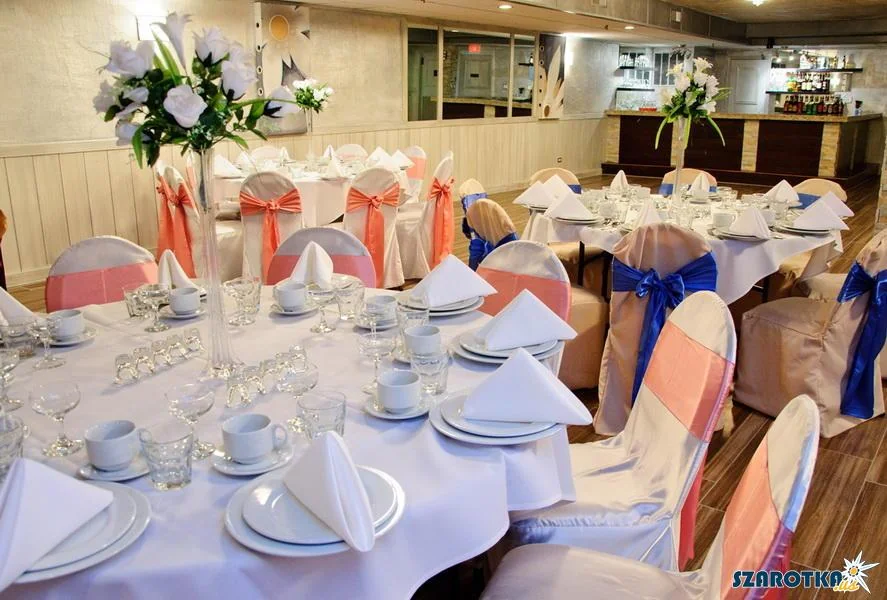 Round tables and chair sashes at Szarotka in Justice