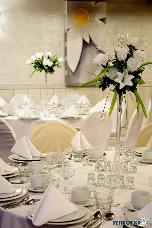 White flower centerpiece at Szarotka in Justice